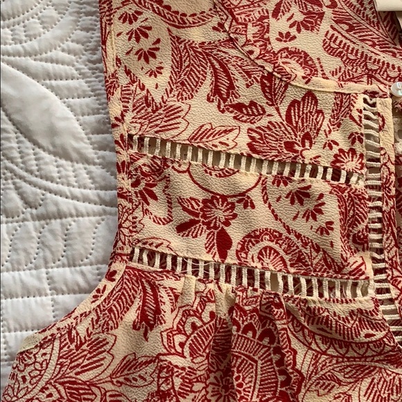 Sleeveless dress shirt. - Picture 3 of 5